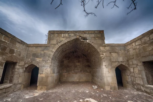 Az ősi elhagyott Garachi caravanserai, utal a XIV században található Azerbajdzsánban — Stock Fotó
