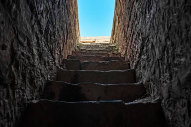Karanlık taş bodrumdan çık.