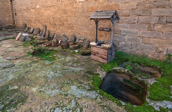 Артефакты древней крепости, датируемые XIV веком, расположены в Мардакане, Азербайджан — стоковое фото