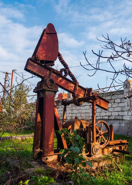 버려진 오래 된 녹슨 석유 굴착기 — 스톡 사진