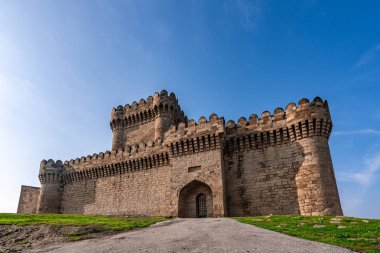 12. yüzyıla dayanan antik kale, Azerbaycan 'ın tarihi eserleri Ramana bölgesinde yer almaktadır.
