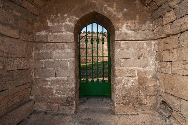 12. yüzyıla dayanan kalenin girişi, Azerbaycan 'ın tarihi eserleri Ramana bölgesinde yer alıyor. — Stok fotoğraf