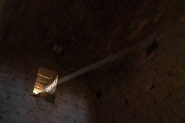 Eski taş bir kalenin penceresindeki ışık huzmesi