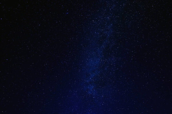 Темное звездное небо со многими звездами, вселенский фон
