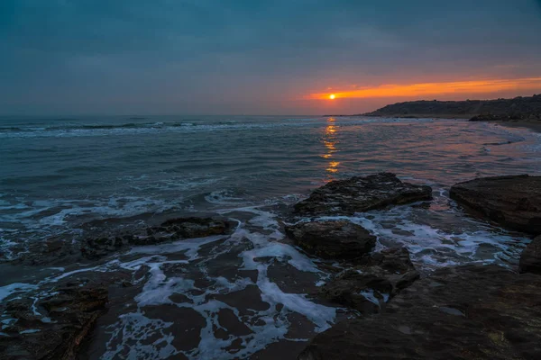 Kleurrijke zonsondergang aan de zeekust — Stockfoto