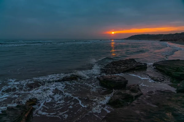 Kleurrijke zonsondergang aan de zeekust — Stockfoto