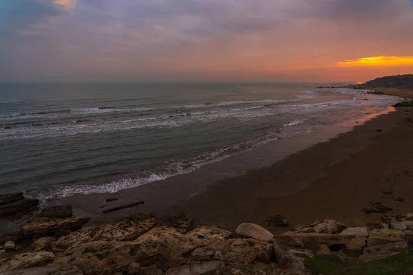 Kleurrijke zonsondergang aan zee — Stockfoto