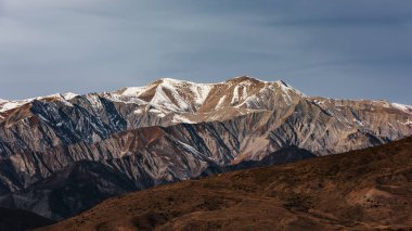 Dağların tepeleri karla kaplı.
