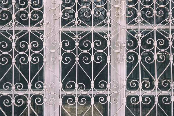 Металлическая защитная решетка на старом окне — стоковое фото