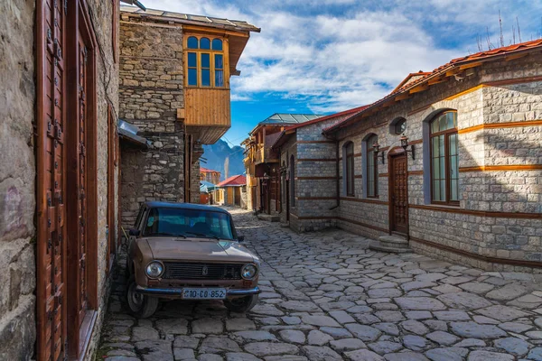 Lagich, Azerbaijan, December 23, 2019. Retro car on old cobbled street in the village — Stock Photo, Image