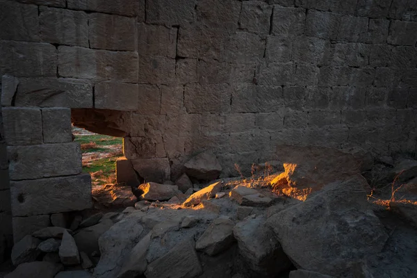 14. yüzyılın eski bir kervanının kalıntıları, Gobustan bozkırlarında, Azerbaycan 'da. — Stok fotoğraf