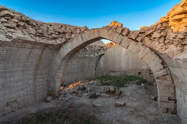 14. yüzyılın eski bir kervanının kalıntıları, Gobustan bozkırlarında, Azerbaycan 'da. — Stok fotoğraf
