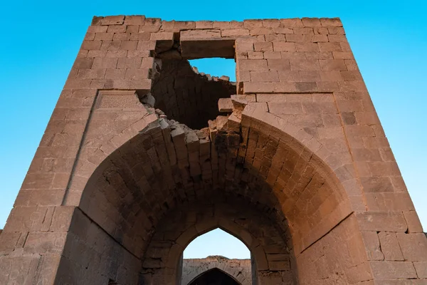 Ruínas de um antigo caravanserai do século XIV, localizado nas estepes de Gobustan, Azerbaijão — Fotografia de Stock