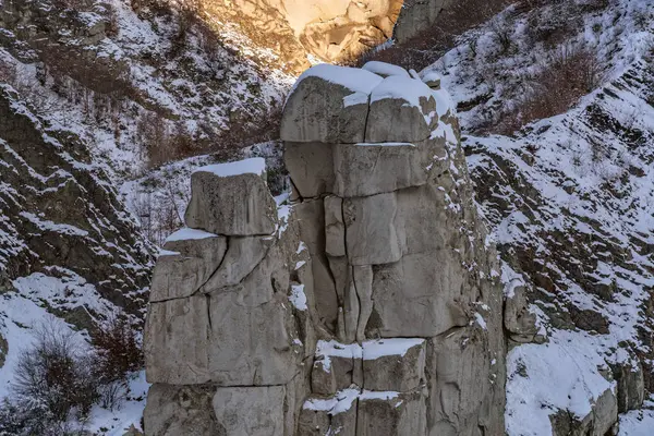 Figura di pietra innevata in gola — Foto Stock