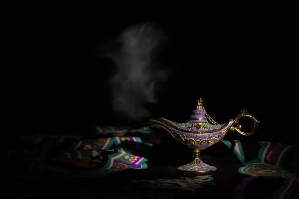 Lampada vintage di Aladino su sfondo nero — Foto Stock