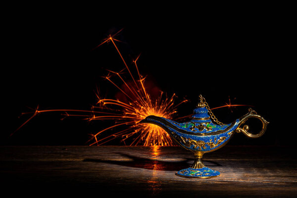Винтажная лампа Аладдина на черном фоне
