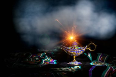 Siyah arkaplanda Aladdin 'in klasik lambası