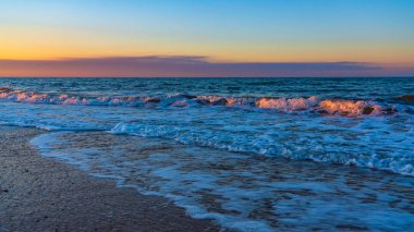 Gün batımı renginde deniz plajı