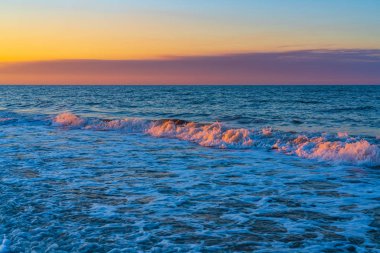 Gün batımı renginde deniz plajı