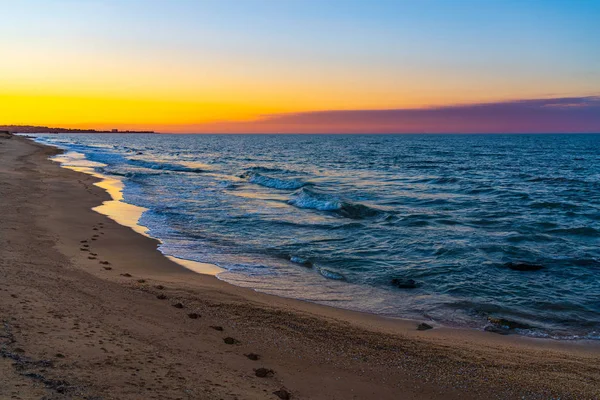 Plaża morska w kolorach zachodu słońca — Zdjęcie stockowe