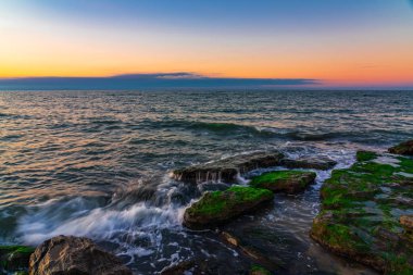 Dalgalar Rocky Sahili 'ne çarpıyor