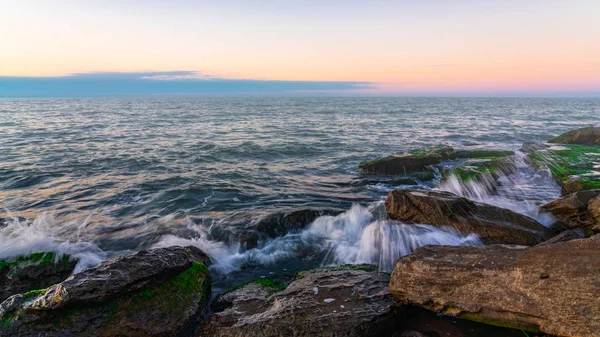 Dalgalar Rocky Sahili 'ne çarpıyor — Stok fotoğraf