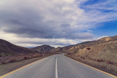 Dağlarda dolambaçlı yol