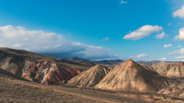 Güzel çizgili kırmızı dağın manzarası