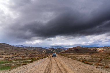 Suv Hyundai Tucson Toprak bir dağ yolunda