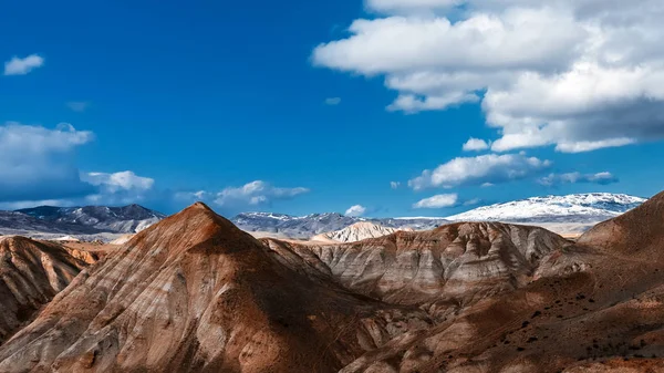 Vista da bela montanha vermelha listrada — Fotografia de Stock