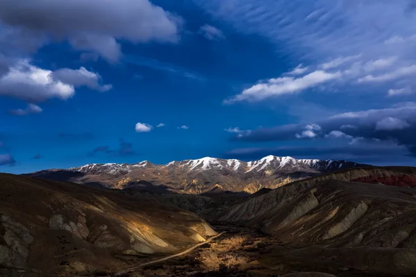 Vista panorâmica de ângulo largo dos picos da montanha cobertos de neve — Fotografia de Stock