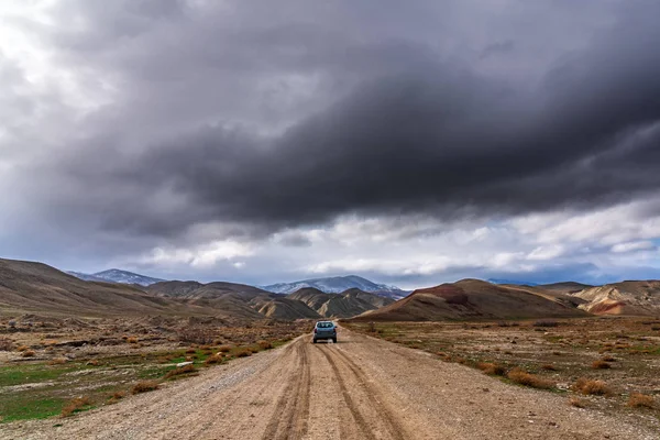 SUV Hyundai Tucson on a dirt mountain road — 스톡 사진