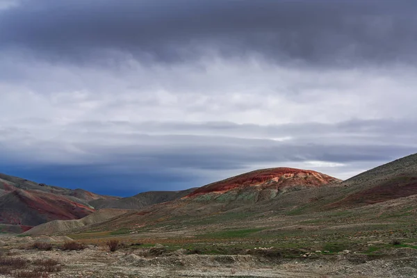 Güzel çizgili kırmızı dağın manzarası — Stok fotoğraf