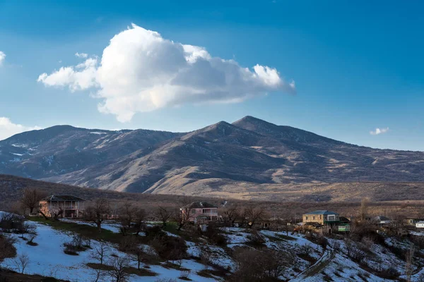 Hermosa nube sobre una cordillera —  Fotos de Stock