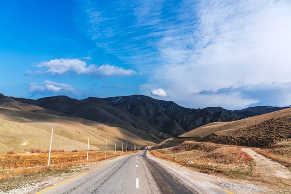 Dağlarda dolambaçlı yol
