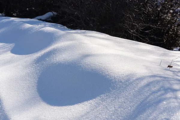 Cubierta de nieve profunda blanca en el jardín — Foto de Stock