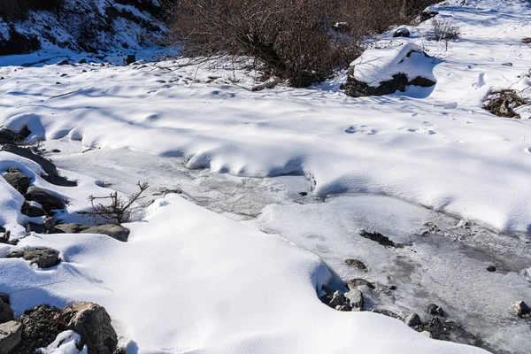 Canal d'une rivière de montagne gelée — Photo