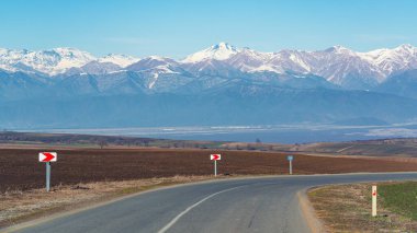 Bir kır yolunda trafik levhası sağa dön