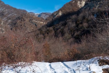 Azerbaycan Cumhuriyeti 'ndeki Şahdağ Milli Parkı' ndaki antik Javanshir kalesinin kalıntılarına giden yol.