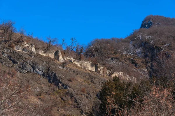 Los restos de la antigua fortaleza de Javanshir en una colina, al norte de Azerbaiyán — Foto de Stock