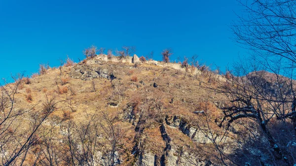 Los restos de la antigua fortaleza de Javanshir en una colina, al norte de Azerbaiyán — Foto de Stock