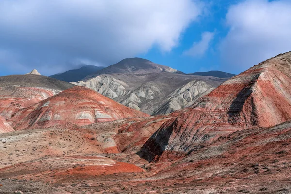 Listrado montanhas vermelhas paisagem, a beleza da natureza — Fotografia de Stock