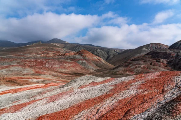 Listrado montanhas vermelhas paisagem, a beleza da natureza — Fotografia de Stock