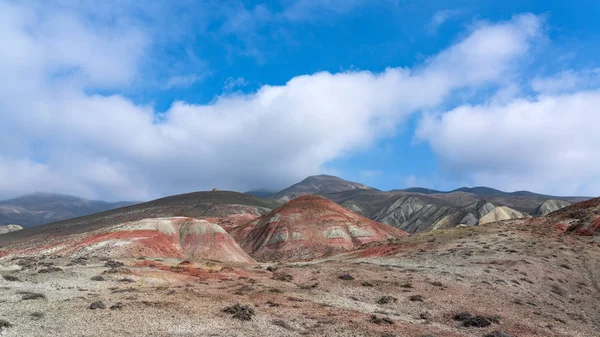 Ριγέ κόκκινο ορεινό τοπίο, η ομορφιά της φύσης — Φωτογραφία Αρχείου