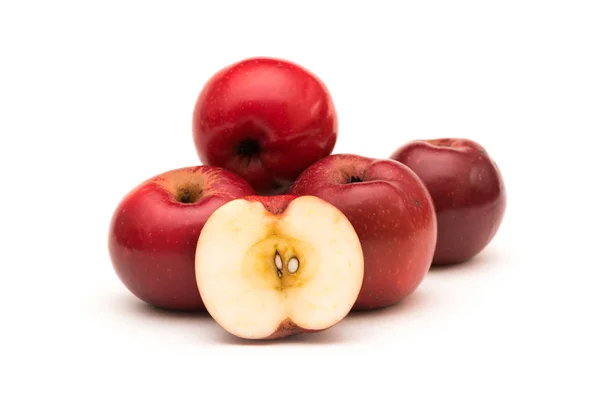 Pommes rouges à haute teneur en fer sans OGM biologiques, variété Gizil Ahmet, élevées en Azerbaïdjan — Photo