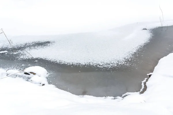 Заморожене озеро вкрите льодом — стокове фото