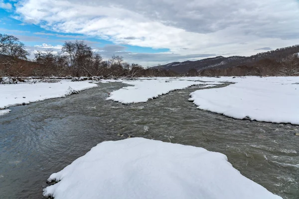 Rivière de montagne rapide en hiver — Photo