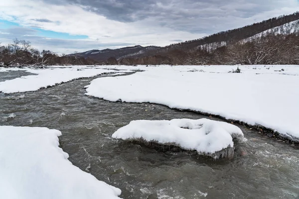 Rivière de montagne rapide et îlot gelé avec glaçons — Photo