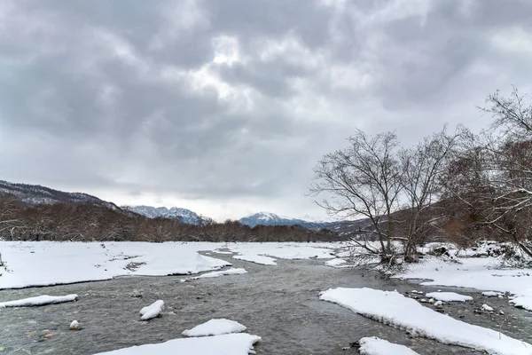 Rivière de montagne rapide en hiver — Photo