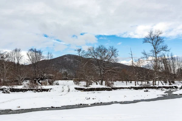 Rivière de montagne rapide en hiver — Photo
